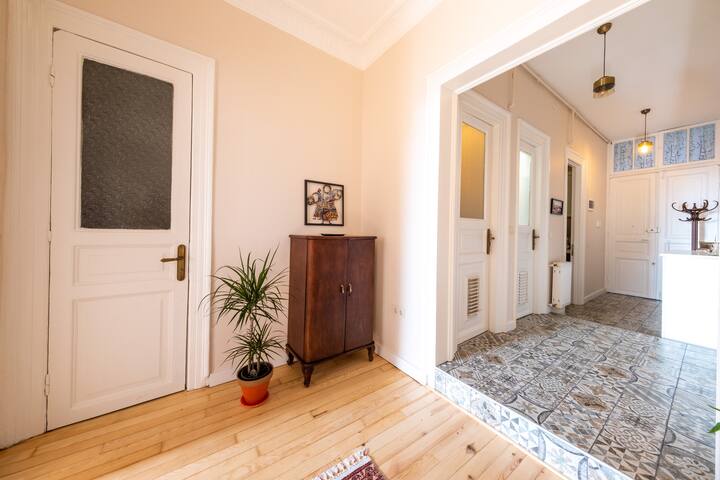 Elegant spacious peaceful 3BR 2BA at the center gallery image 2