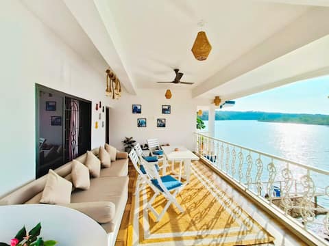 Riverside Villa in the midst of a rainforest