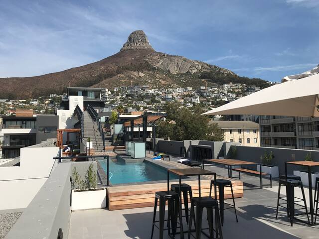 Double volume 2 bed apt in best part of Sea Point. gallery image 2