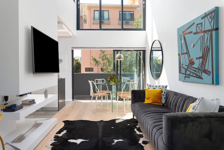 Double volume 2 bed apt in best part of Sea Point.