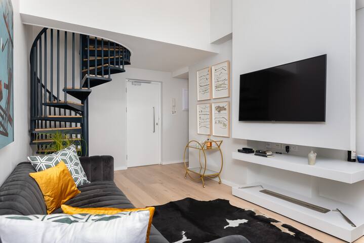 Double volume 2 bed apt in best part of Sea Point. gallery image 3