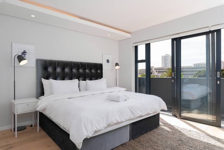 Double volume 2 bed apt in best part of Sea Point. gallery image 4