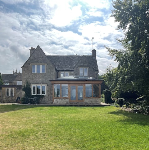 Comfortable Cotswold house with fabulous views