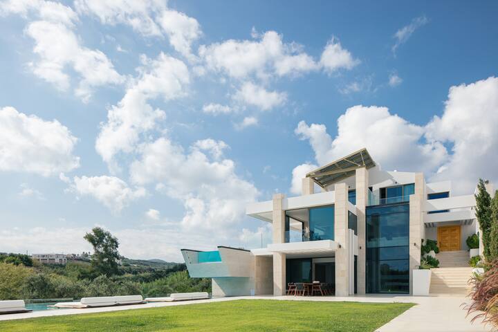 250m2 pool, Staffed, Spa, 300m to beach by etouri