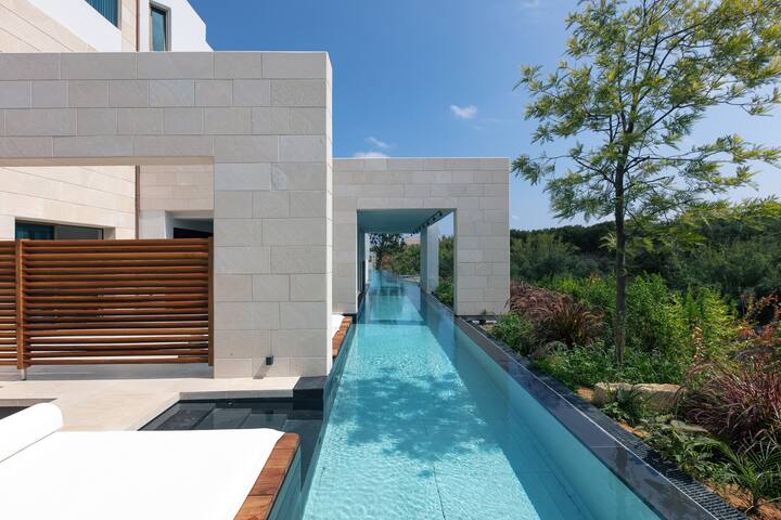 250m2 pool, Staffed, Spa, 300m to beach by etouri gallery image 3
