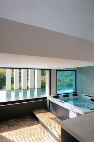 250m2 pool, Staffed, Spa, 300m to beach by etouri gallery image 4