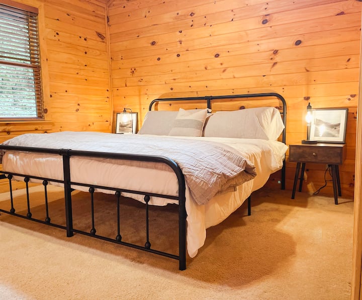 King Master with smart tv and private bathroom. 