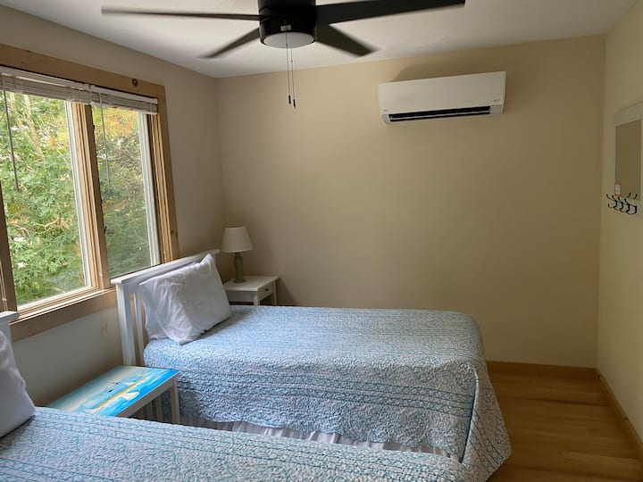 Спална соба на вториот кат со две близначки