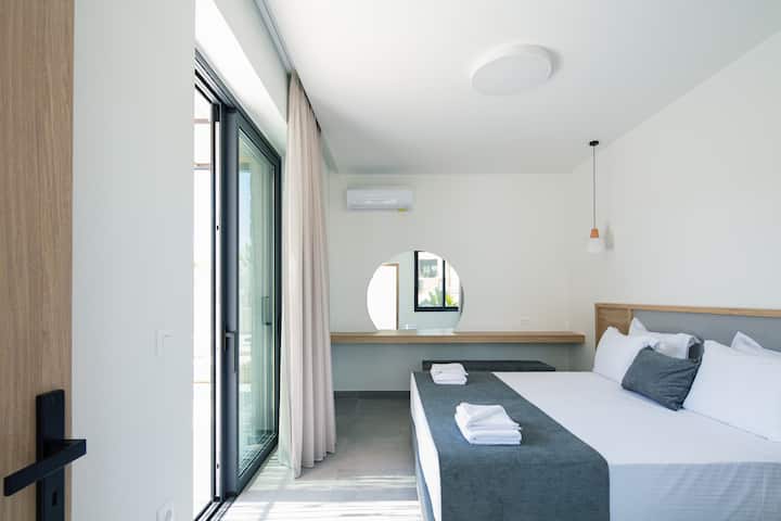 Tiene capacidad para 8 personas, ideal para familiares y amigos.