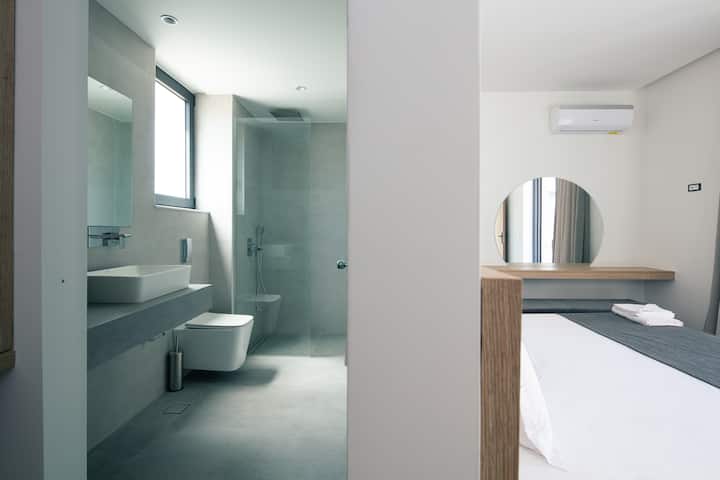 Dormitorio con baño en suite, que proporciona mayor privacidad y conveniencia.
