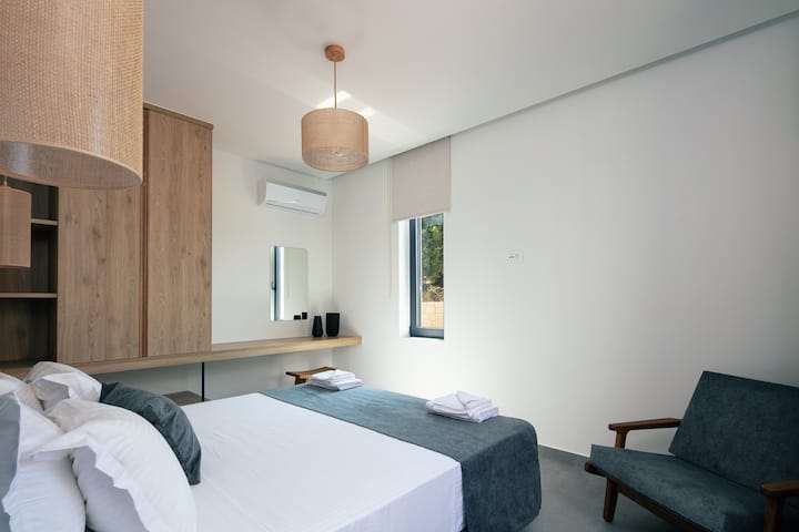 Relájate en habitaciones acogedoras y con aire acondicionado y camas cómodas.