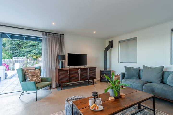 Luxury mountainside villa with ocean views gallery image 5