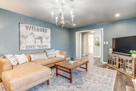 Downtown Hico home, just steps away from shopping!