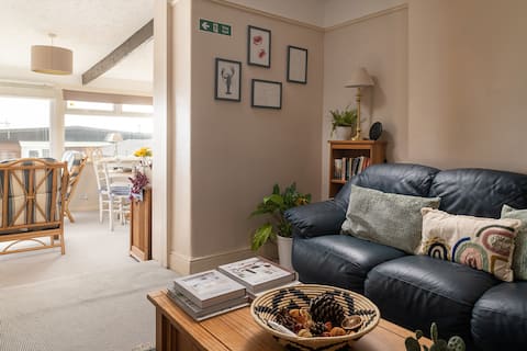 Popular Airbnb listing: Sea View Appt in Moelfre Heligog@Deanfield in Llanallgo, Penrhos Lligwy, Llanallgo, Penrhos Lligwy