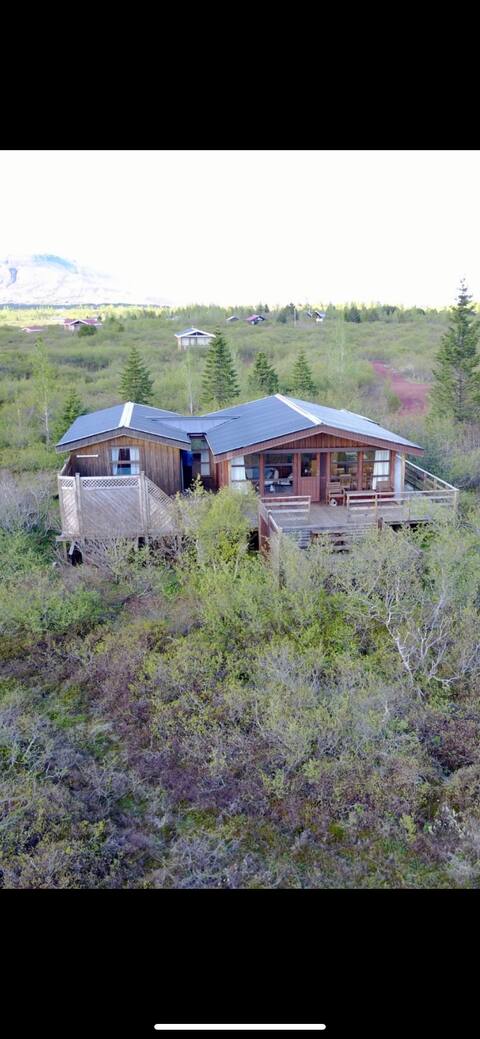 Adorable 3-Bedroom cottage W/ Hot tub.