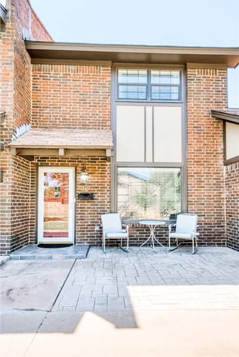 The Paper Plane - Cheerful townhome with a pool