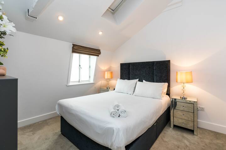 A Stunning Three Bedroom Home in Mayfair gallery image 2