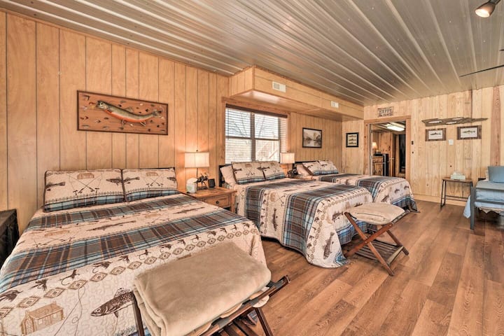 Útulná „Brown Trout Bunkroom“ má 3 manželské postele, 2 dvojčatá, inteligentnú televíziu,  Wi-Fi, mini rozdelenú klimatizačnú jednotku, 2 vysokorýchlostné stropné ventilátory a dve kúpeľne s toaletou. Plne vybavená kuchyňa s grilom, obývacia izba.