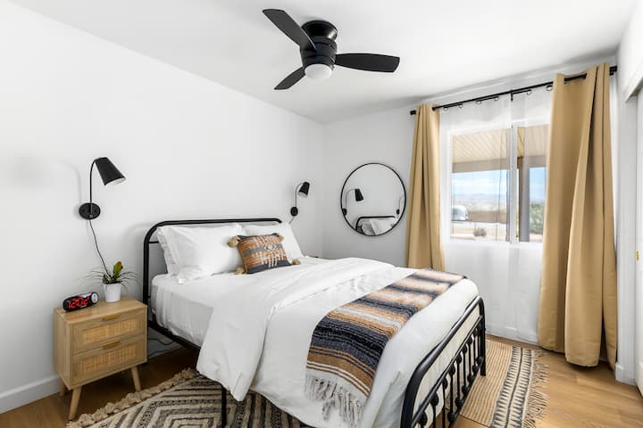 Bedroom 2: Queen bed