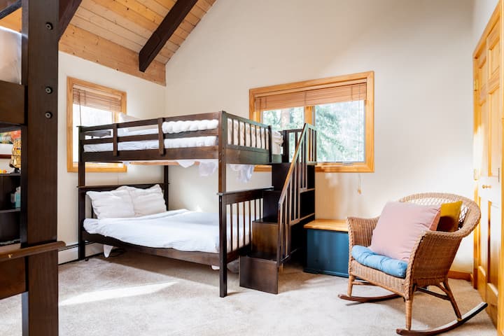 למעלה חדר שינה 2:  שתי מיטות קומותיים בגודל מלא.