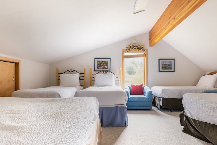 חדר אורחים מעל המוסך: מיטת קווין אחת + ארבע מיטות זוגיות וחדר רחצה אחד