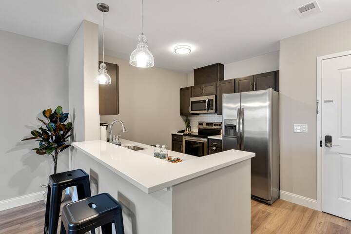 D’town | Sleeps 12-14 | Close to Airport | Trains gallery image 5