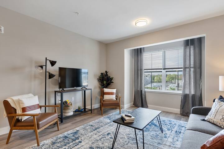 D’town | Sleeps 12-14 | Close to Airport | Trains gallery image 2