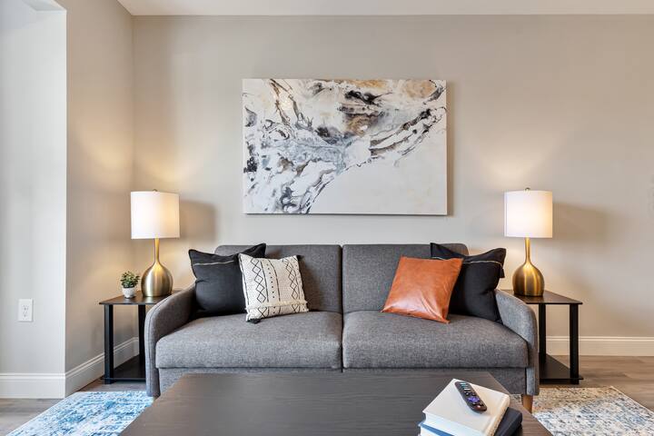 D’town | Sleeps 12-14 | Close to Airport | Trains