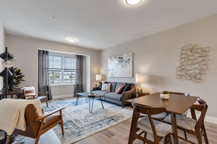 D’town | Sleeps 12-14 | Close to Airport | Trains gallery image 3