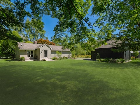 Two bedroom country house close to town.