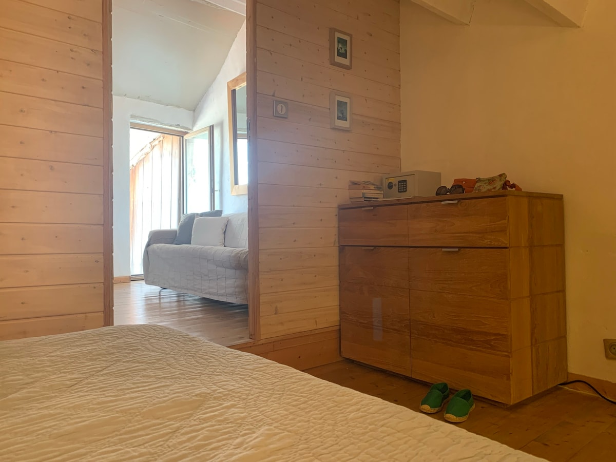 จากห้องนอนไปยังระเบียง