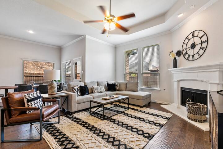 TCH – Spacious 5bd/3ba in Fort Worth w/ Workspace