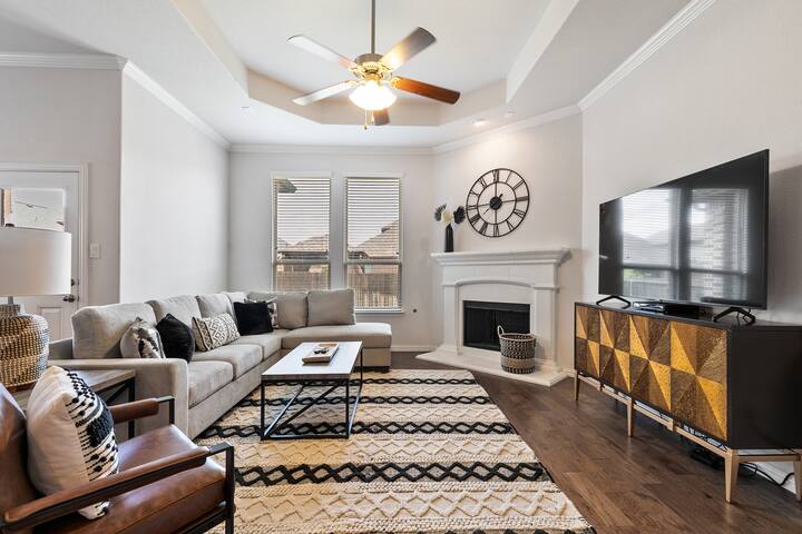 TCH – Spacious 5bd/3ba in Fort Worth w/ Workspace gallery image 3