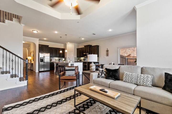 TCH – Spacious 5bd/3ba in Fort Worth w/ Workspace gallery image 2