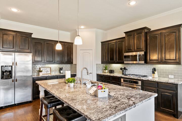 TCH – Spacious 5bd/3ba in Fort Worth w/ Workspace gallery image 5