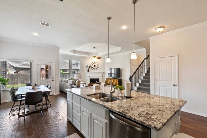 TCH – Spacious 5bd/3ba in Fort Worth w/ Workspace gallery image 4