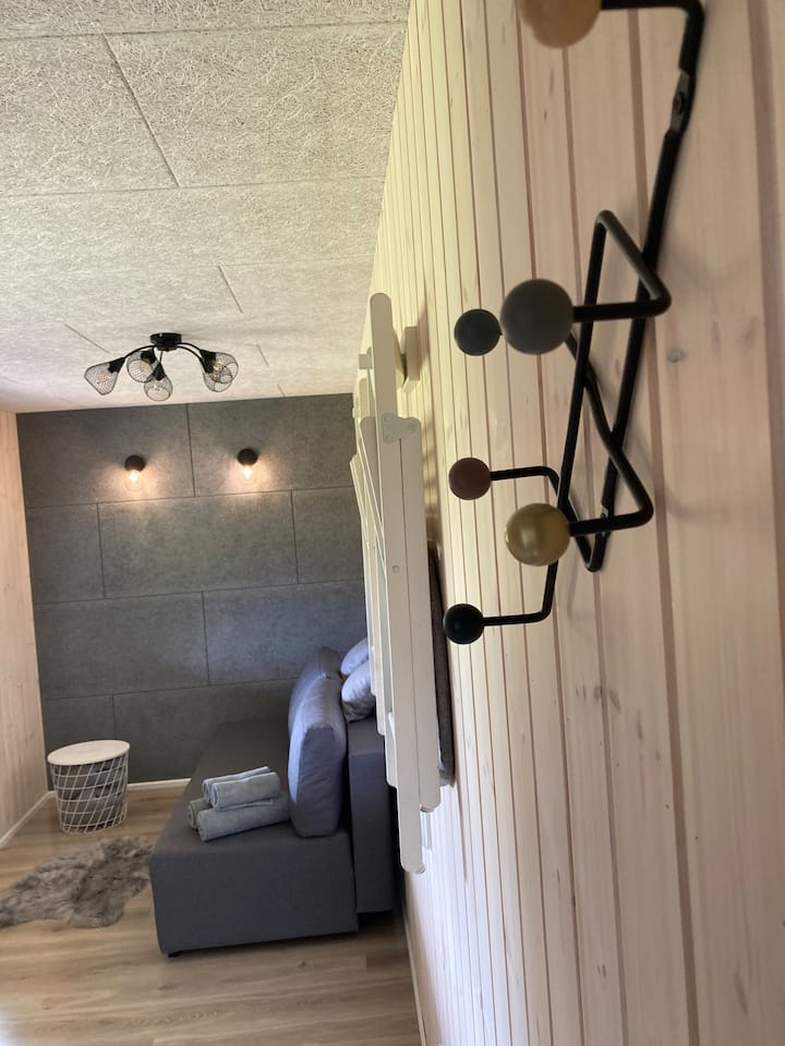 Vista al área de descanso en el interior. El sofá se convierte en la cama para 2 personas. Ropa de cama 2 unidades de juegos individuales.