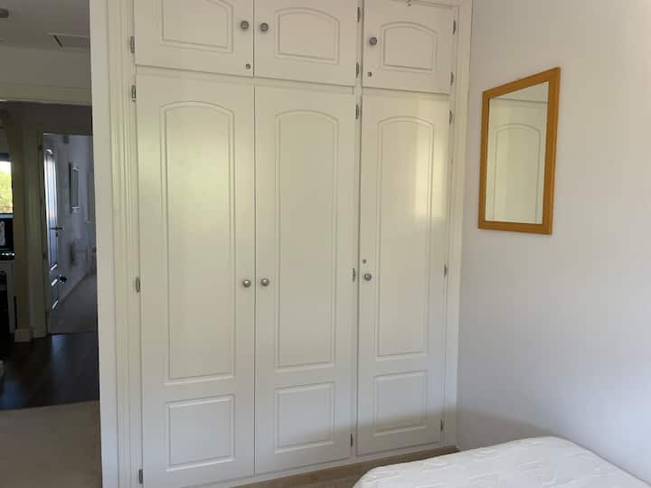 Espacio suficiente para guardar en cada dormitorio