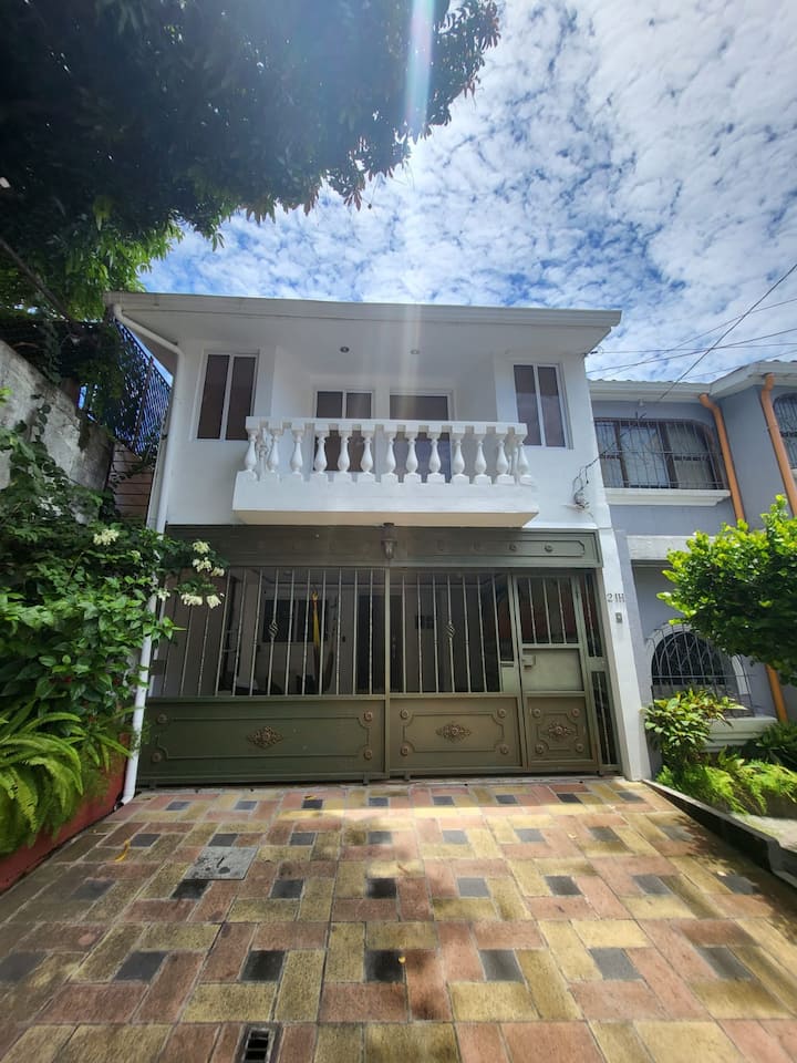 Cozy Modern Home In Great Location Houses for Rent in Antiguo