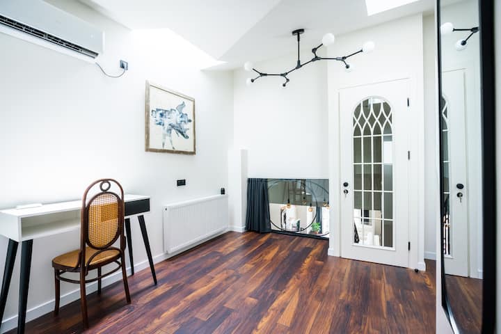 საძინებელი. ცნობილი თანამედროვე მხატვრის მხატვრობა. ფანჯრიდან გადაჰყურეთ მისაღებ ოთახს. სამუშაო სივრცე. შუქი
