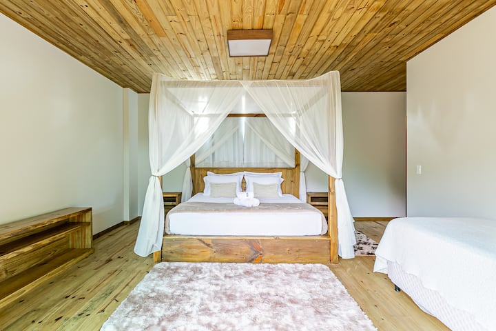 ห้องสวีท 3 - ACONÇEGO: เตียงคิงไซส์พร้อมที่นอนที่เหมาะสำหรับคืนที่น่าตื่นตาตื่นใจและเสา 4 เสาที่ทำให้มีเสน่ห์เป็นของตัวเอง!