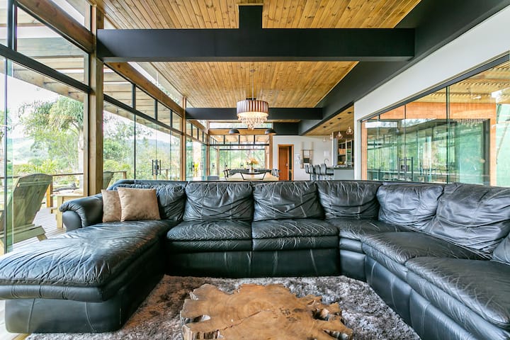 ห้องนั่งเล่น - โซฟาหนังที่สะดวกสบายเช่นเตียงคู่ในตัว