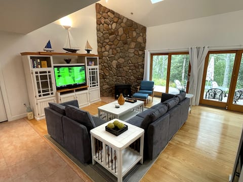 Successful Airbnb property: Stunning 4/2.5 Water View, Hot Tub, Dogs ok (fee) in Vineyard Haven