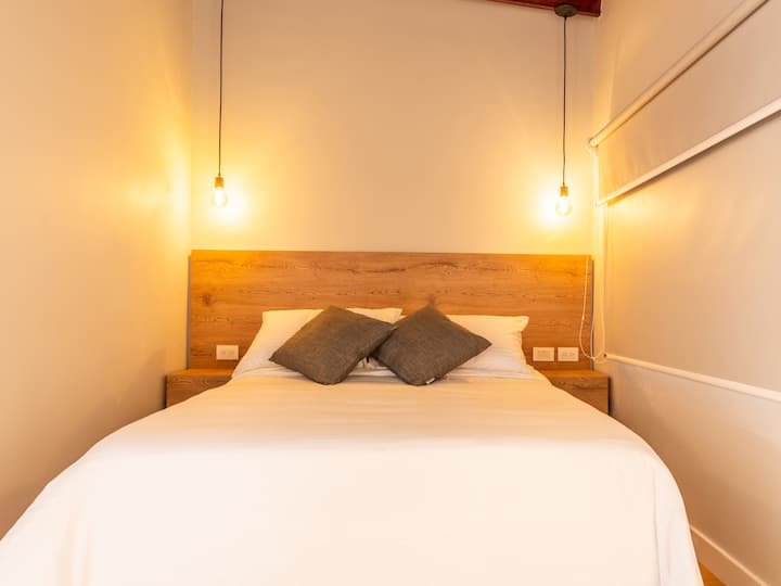 Excellente alcôve au deuxième niveau, équipée d'une base lit de 1,40 x 1,90. + Matelas double pillow memory foam. Hauteur 35 cms., deux (2) Oreillers Memory Dream blancs et deux (2) coussins