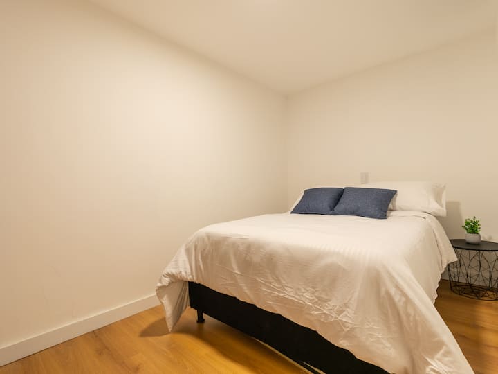 Alcoba auxiliaire contenant une base lit 1,20 x 1,90. + Matelas double pillow memory foam. Hauteur 35 cm, deux (2) oreillers Memory Dream blancs et deux (2) coussins