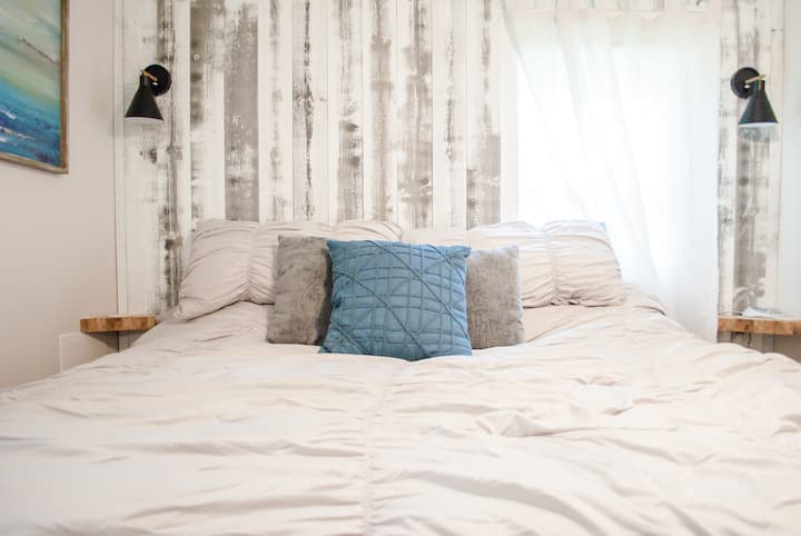 Spálňa s manželskou posteľou a kúpeľňou pre dvoch 