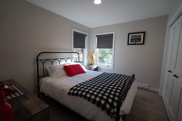 חדר שינה ראשי בקומה הראשית