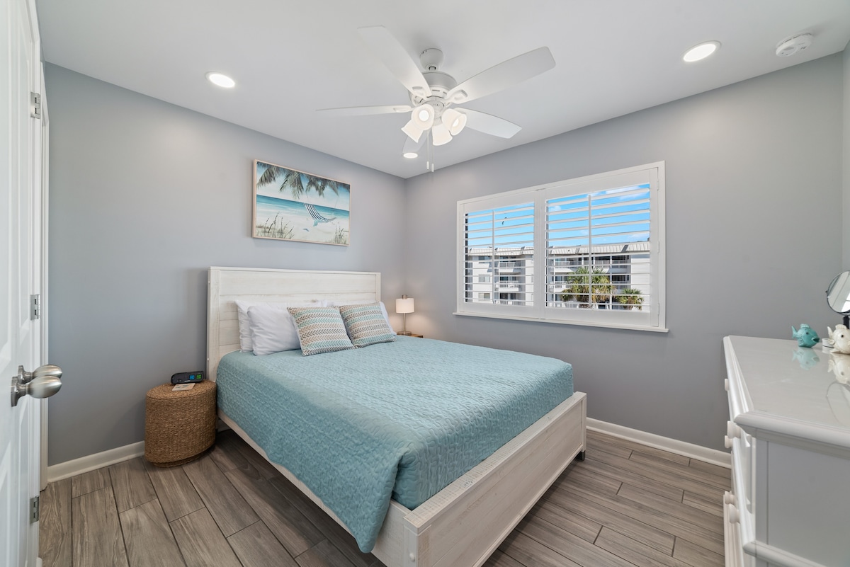 Disfruta de las vistas al mar desde la cama tamaño queen con colchón de espuma viscoelástica. Este dormitorio tiene baño privado, vestidor,  armario, espejo de cuerpo entero, lámpara de lectura con cargador USB, TV inteligente con cable y despertador con puertos de carga.