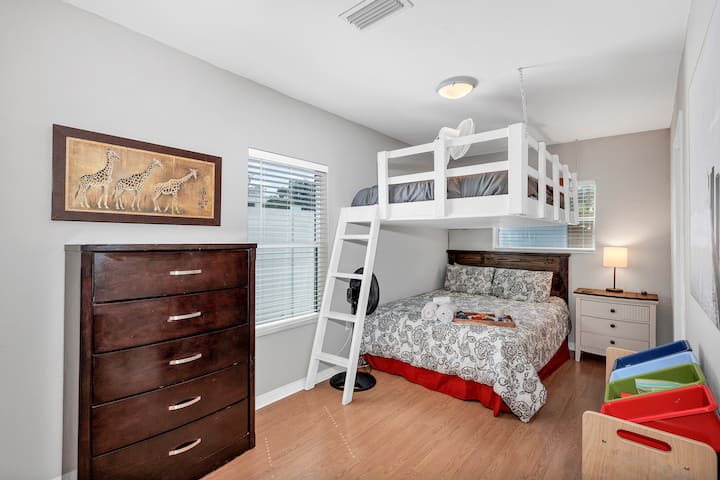 غرفة النوم 4: سريران كوين مريحان - أحدهما على الأرض والآخر في الطابق العلوي. يحتوي كلا السريرين على مروحة مخصصة ومصباح بجانب السرير. بها حمام داخلي (الحمام 3 مشترك مع غرفة النوم 5) وخزانة ملابس وخزانة ملابس كبيرة مع طاولات وكراسي إضافية.