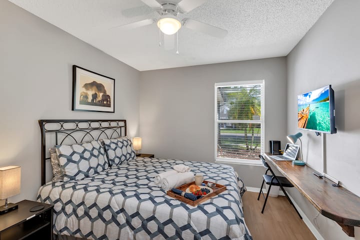 غرفة النوم 3: سرير كوين مريح مع منضدة ليلية ومصابيح مزدوجة ، ومكتب عائم مع كرسي ومصباح ، وتلفزيون مثبت على الحائط (Netflix ، و Amazon Prime ، و Disney +)، ومروحة سقف وخزانة كبيرة.
